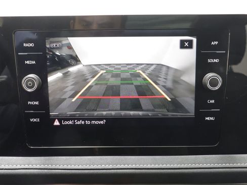 Used 2025 Volkswagen Taos SE image 10