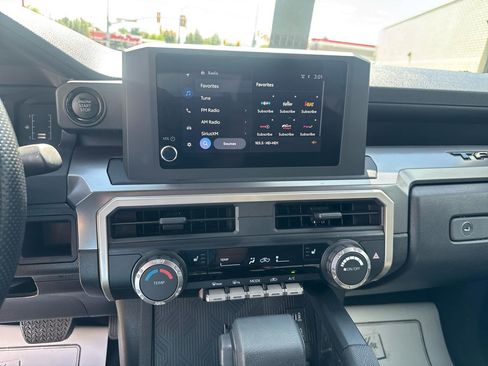 Used 2025 Toyota Tacoma SR5 AWD/4WD image 17