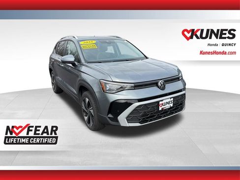 Used 2025 Volkswagen Taos SE image 1