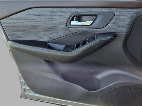 Used 2023 Nissan Rogue SV image 17