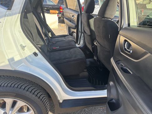 Used 2015 Nissan Rogue SV w/ SV Moonroof Package image 25