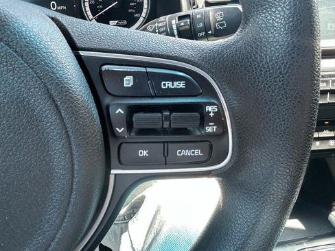 Used 2017 Kia Niro LX FWD image 19