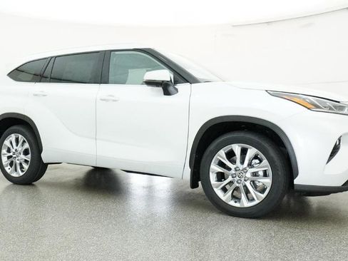 New 2026 Toyota Highlander Limited AWD/4WD image 3