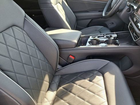 Used 2025 Volkswagen Atlas SEL Premium R-Line image 19