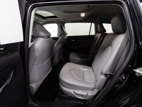 Certified 2024 Toyota Highlander XLE image 6