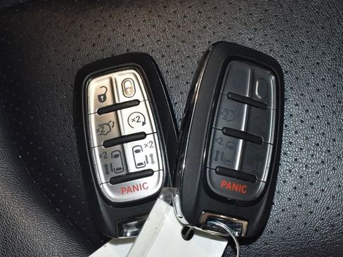 Certified 2025 Chrysler Pacifica Select image 24