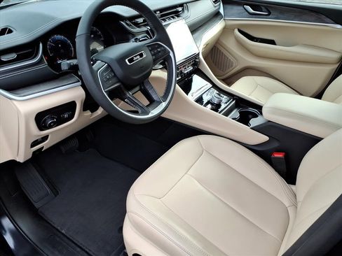 Certified 2024 Jeep Grand Cherokee Limited image 13