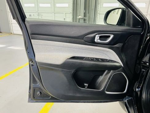 Used 2024 Jeep Compass Latitude image 24