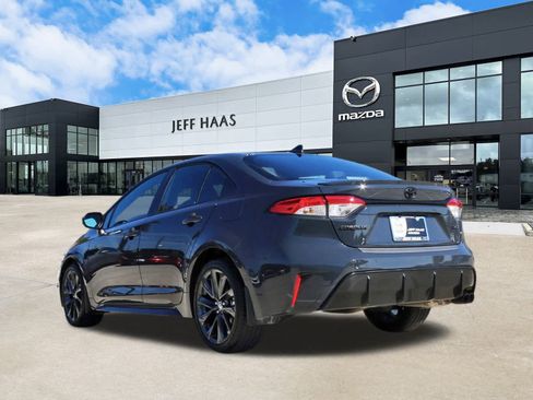 Used 2025 Toyota Corolla SE image 2