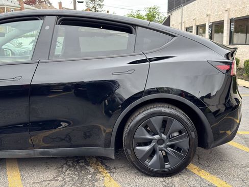Used 2025 Tesla Model Y Long Range RWD image 4
