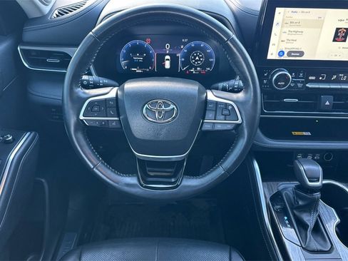 Used 2023 Toyota Highlander Limited image 16