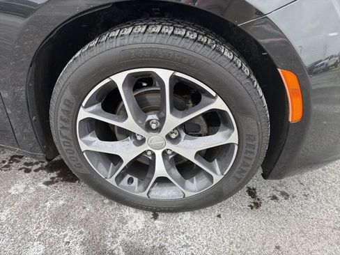 Used 2017 Chrysler Pacifica Limited image 4