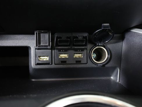 Used 2021 Toyota Highlander XLE AWD/4WD image 38