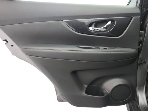 Used 2017 Nissan Rogue S image 18