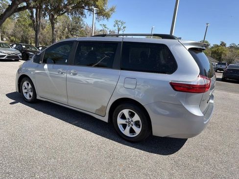 Used 2018 Toyota Sienna LE image 4