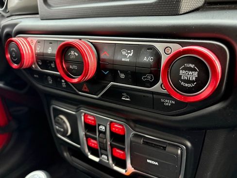 Used 2021 Jeep Gladiator Willys image 27