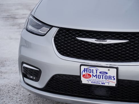 Used 2024 Chrysler Pacifica Touring-L image 11