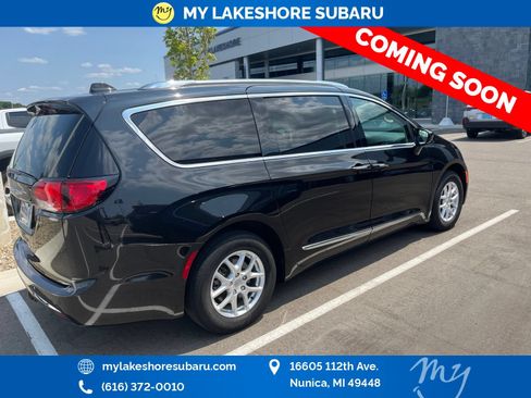 Used 2020 Chrysler Pacifica Touring-L FWD image 9