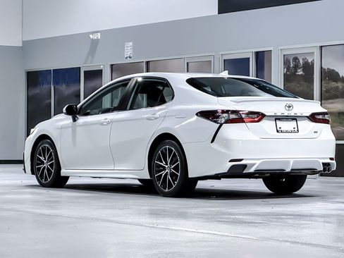 Used 2023 Toyota Camry SE FWD image 3