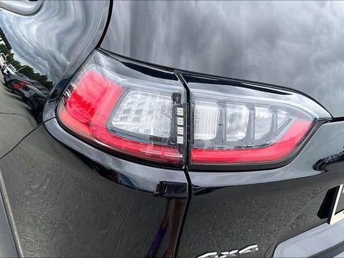 Used 2022 Jeep Cherokee Trailhawk AWD/4WD image 32