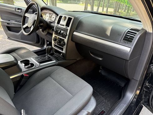 Used 2009 Chrysler 300 LX RWD image 19