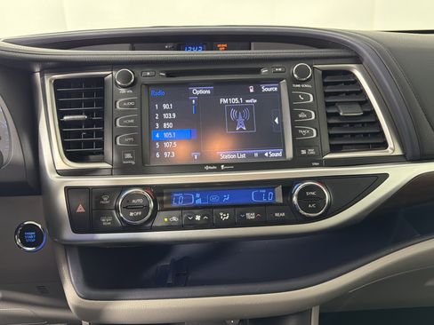 Used 2015 Toyota Highlander Limited w/ Driver Technology Package FWD image 17