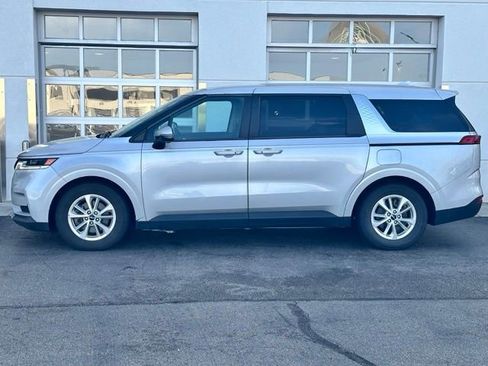 Used 2022 Kia Carnival LX FWD image 3