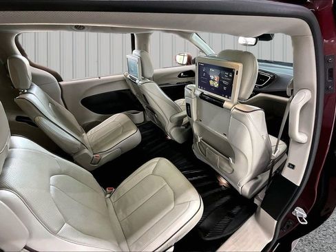 Used 2017 Chrysler Pacifica Limited FWD image 27