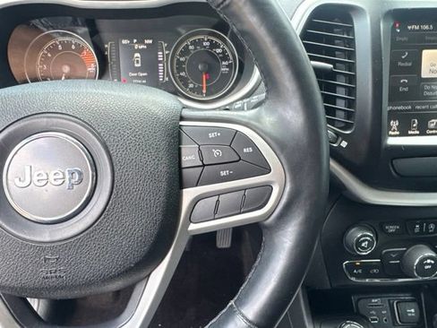 Used 2018 Jeep Cherokee Latitude Plus w/ Cold Weather Group AWD/4WD image 13