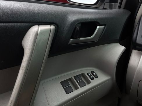 Used 2012 Toyota Highlander SE FWD image 22