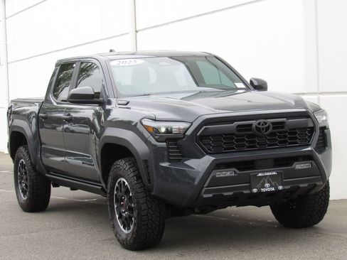 Certified 2025 Toyota Tacoma TRD Off-Road AWD/4WD image 2