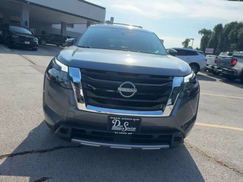 Used 2025 Nissan Pathfinder Platinum AWD/4WD image 3