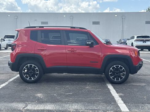 Used 2023 Jeep Renegade Latitude w/ Sun/Sound Group AWD/4WD image 4