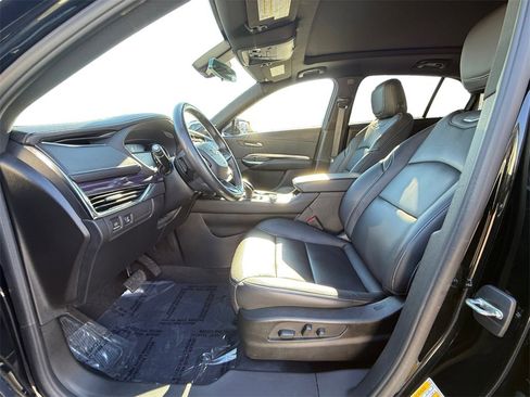 Used 2022 Cadillac XT4 Luxury w/ Cold Weather Package image 9