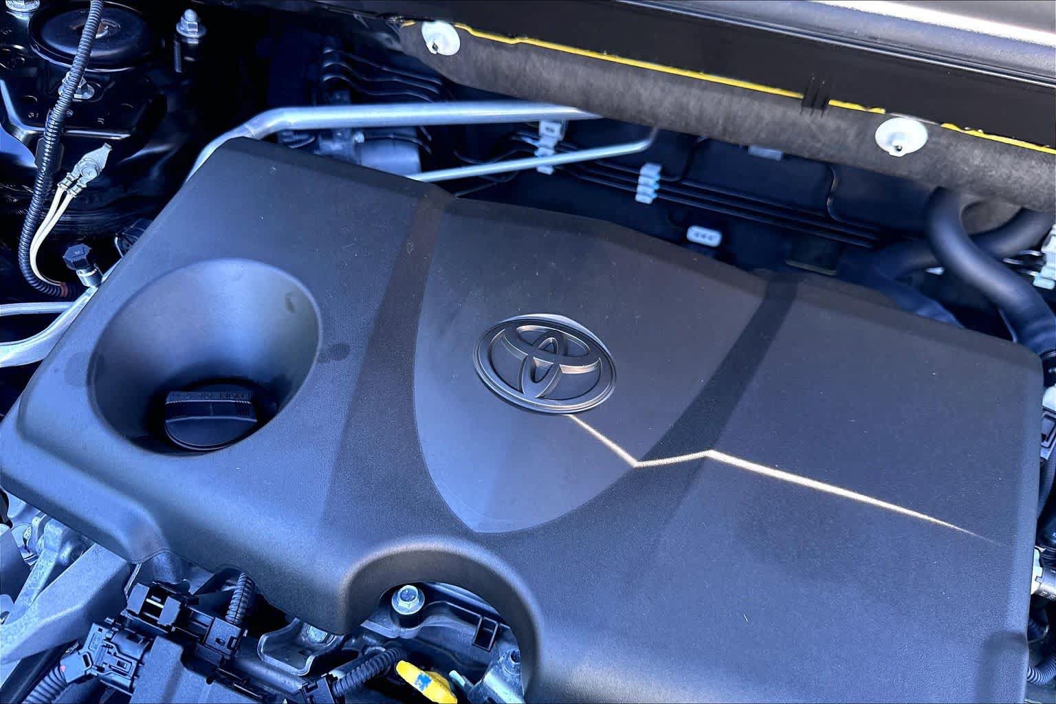 Used 2019 Toyota RAV4 XLE Premium w/ Cold Weather Package AWD/4WD image 33