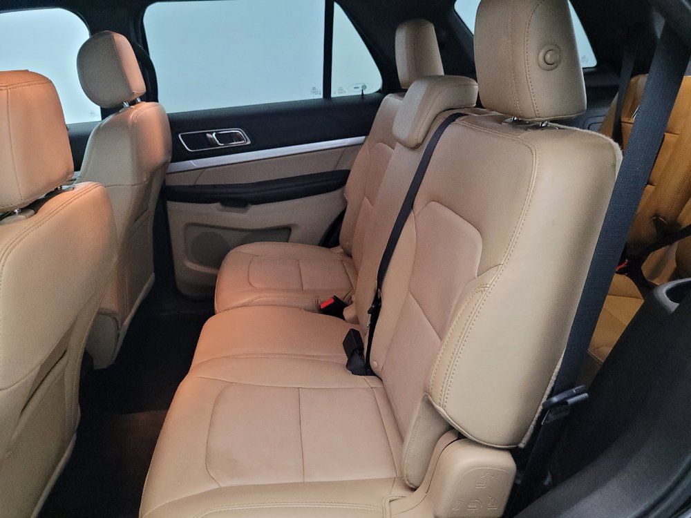 Used 2017 Ford Explorer XLT w/ Equipment Group 202A AWD/4WD image 18