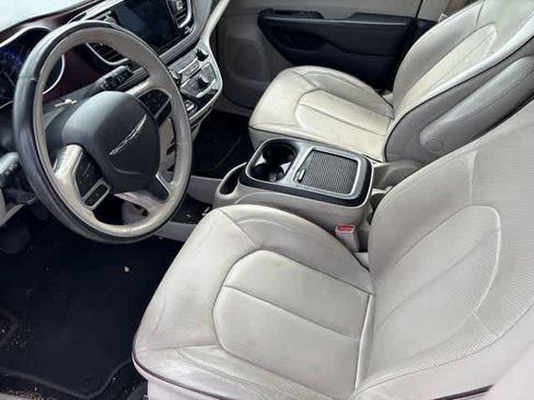 Used 2020 Chrysler Pacifica Limited FWD image 9