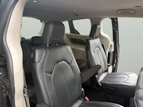 Used 2022 Chrysler Pacifica Touring-L FWD image 11