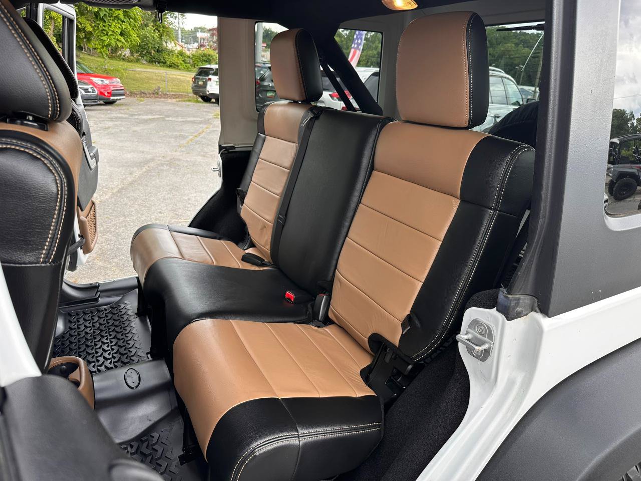 Used 2012 Jeep Wrangler Unlimited Rubicon w/ Connectivity Group AWD/4WD image 17