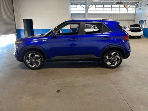 Used 2025 Hyundai Venue Limited FWD image 6