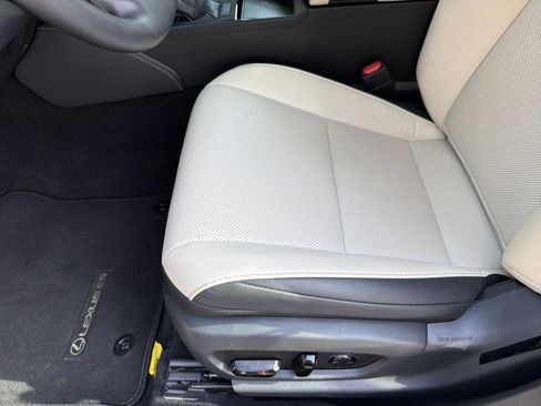 Used 2025 Lexus ES 350 w/ Premium Package FWD image 16