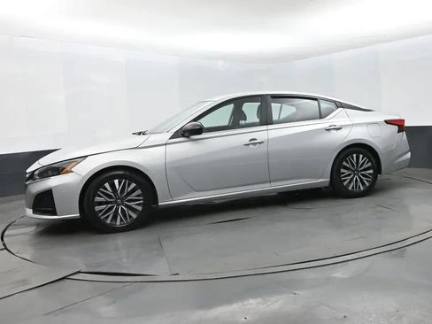 Used 2024 Nissan Altima 2.5 SV FWD image 5
