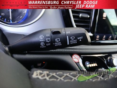 Used 2025 Chrysler Pacifica Limited image 20