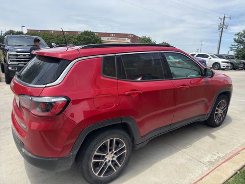 Used 2019 Jeep Compass Latitude FWD image 4