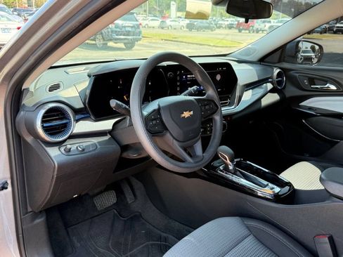 Used 2025 Chevrolet Trax LT FWD image 11