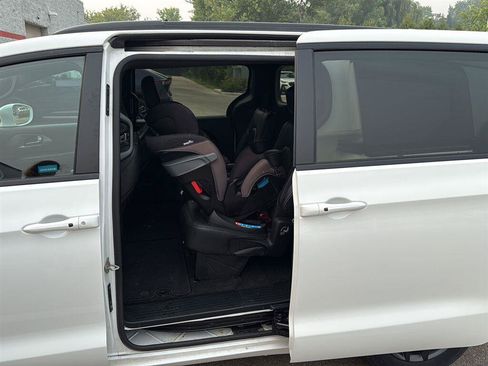 Used 2020 Chrysler Pacifica Touring-L w/ S Appearance Package FWD image 9