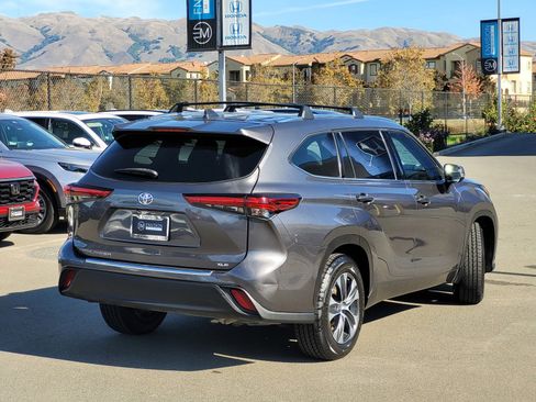 Used 2021 Toyota Highlander XLE image 5