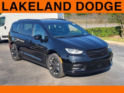 New 2026 Chrysler Pacifica Select image 1