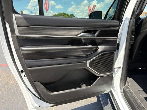 Used 2023 Jeep Wagoneer L Series II AWD/4WD image 33