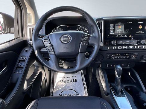 Used 2025 Nissan Frontier SV w/ SV Convenience Package RWD image 6
